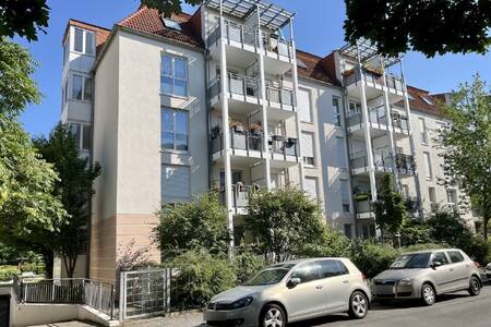 Ruihig wohnen unterm Dach mit Lift, EBK & Balkon!