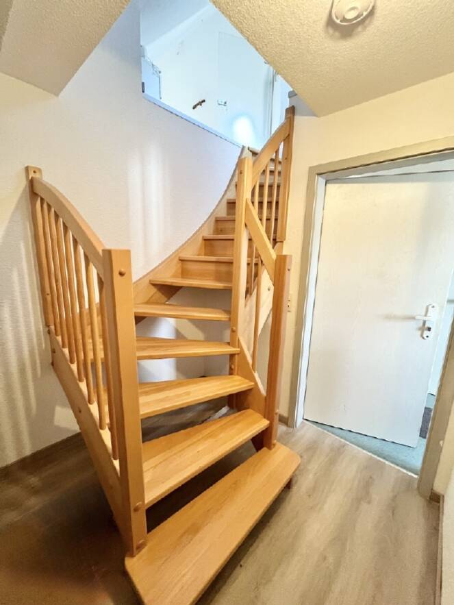 Eingangsbereich - Treppe zum Dachgeschoss Eingangsbereich - Treppe zum Dachgeschoss