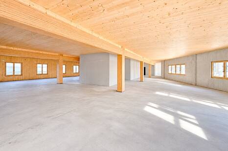 Arbeiten im modernen Holzhybrid mit PV-Fassade!