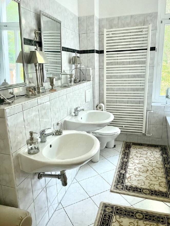 Bad mit Wanne und Fenster