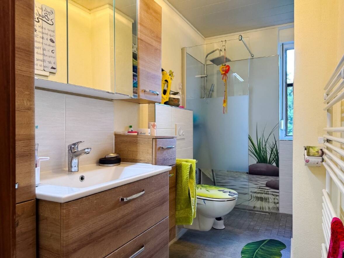 Bad mit Dusche, Fenster und WC