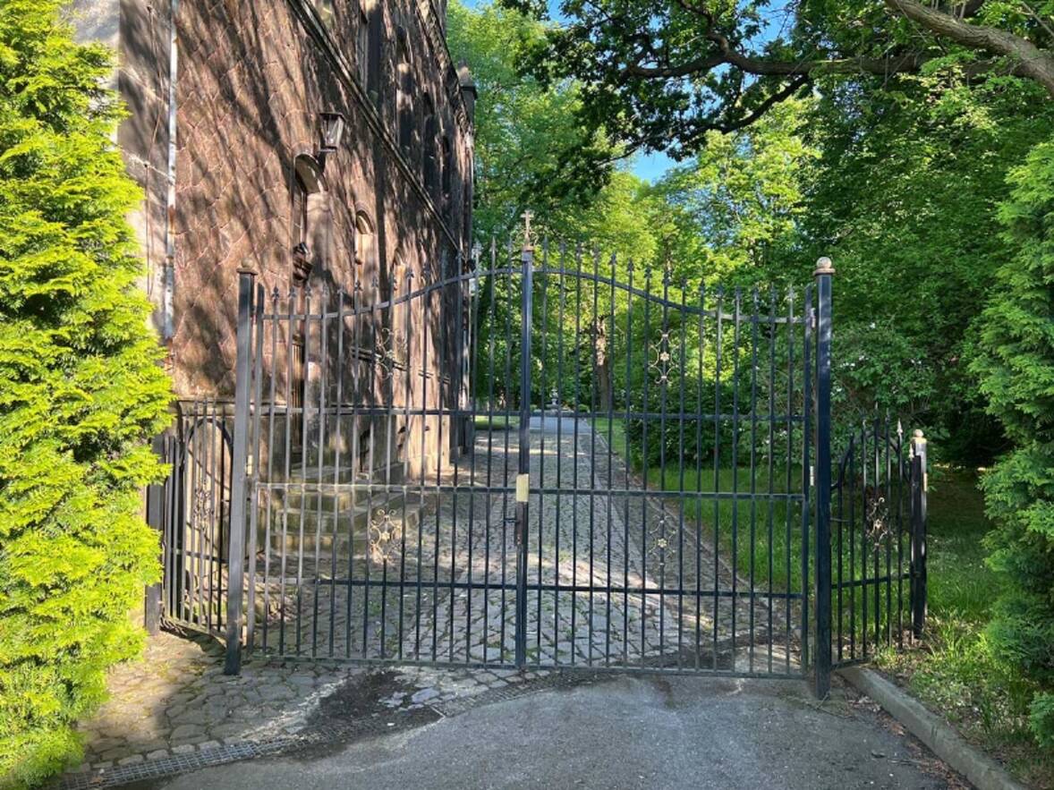 Zufahrt Westfl&uuml;gel+Villa (2)
