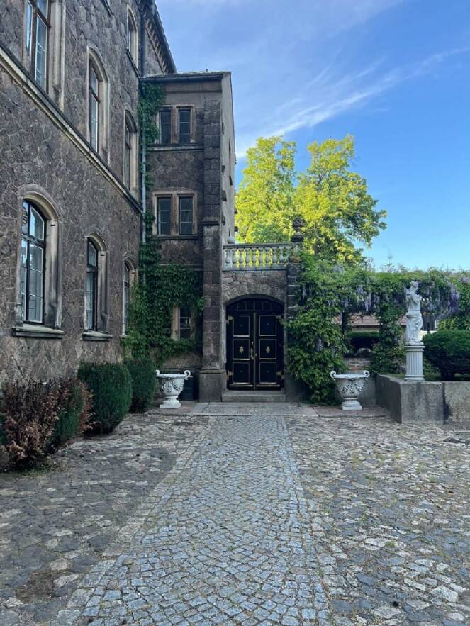 Zugang Parkseite Mittelbau