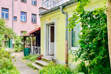 M&ouml;bliertes Zimmer im Hinterhaus - ideal f&uuml;r einen Studenten!