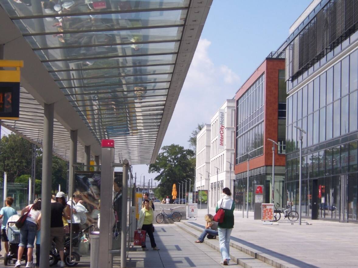 Blick von der Straßenbahnhaltestelle Blick von der Straßenbahnhaltestelle