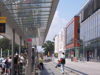 Blick von der Straßenbahnhaltestelle Blick von der Straßenbahnhaltestelle